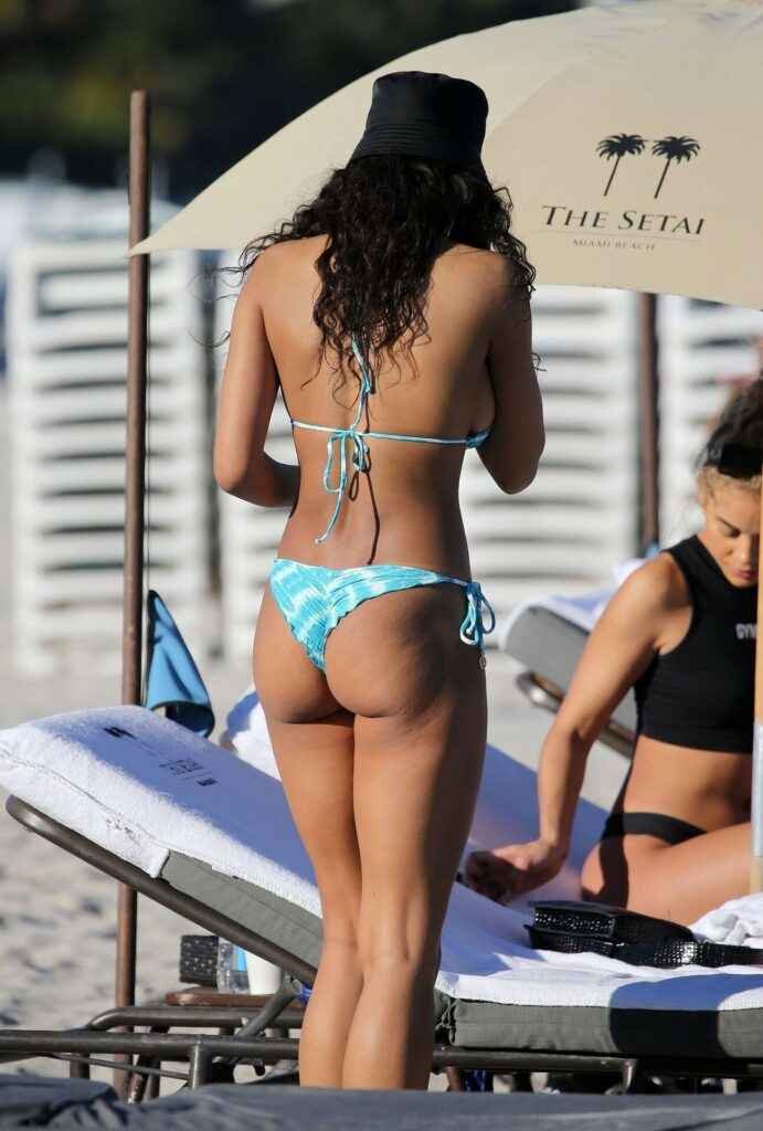 Danielle Herrington en bikini bleu sur la plage