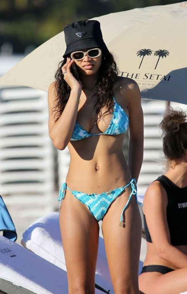 Danielle Herrington en bikini bleu sur la plage