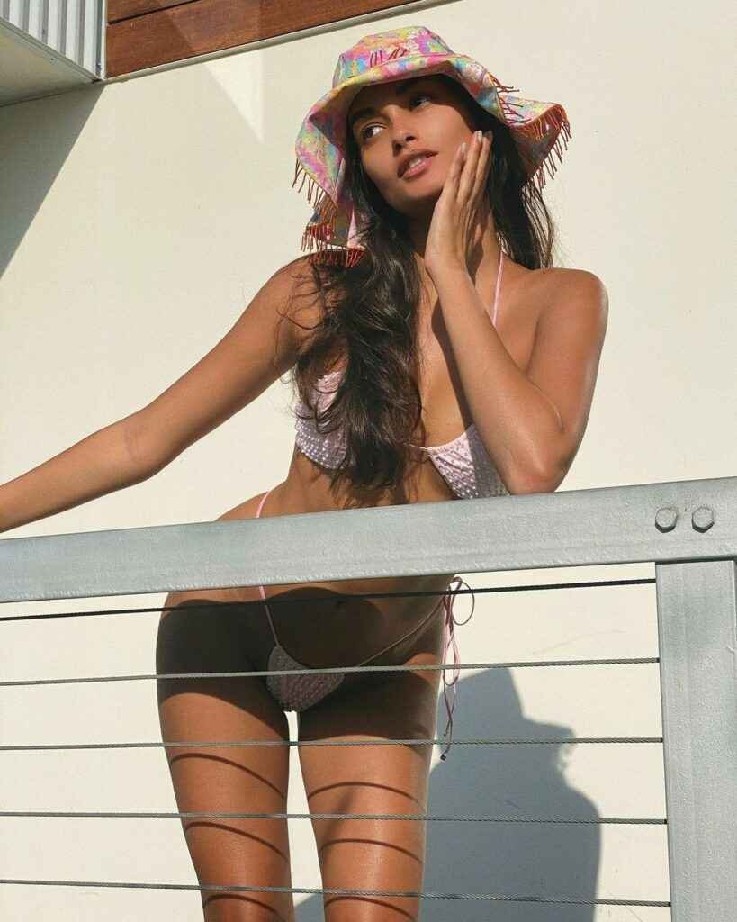 Gizele Oliveira sexy dans un petit bikini