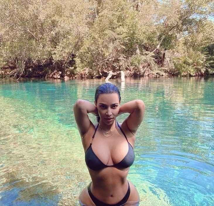 Kim Kardashian sexy dans un petit bikini