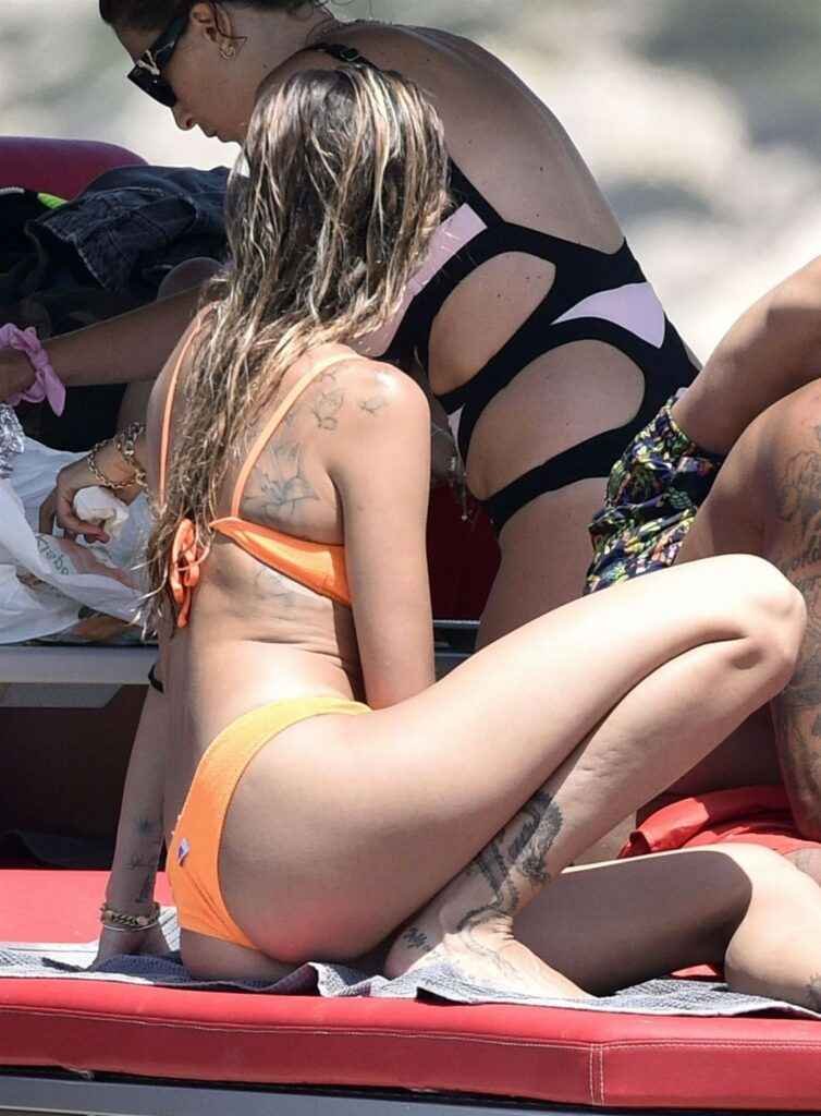 Melissa Satta en bikini sur un bateau