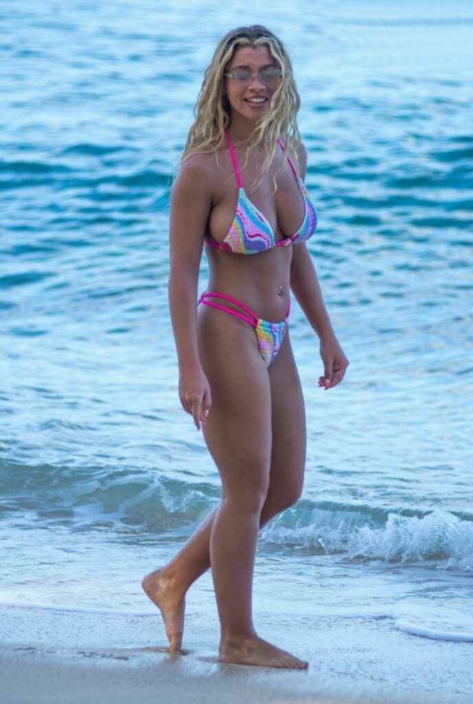 Molly Rainford en bikini sur une plage !