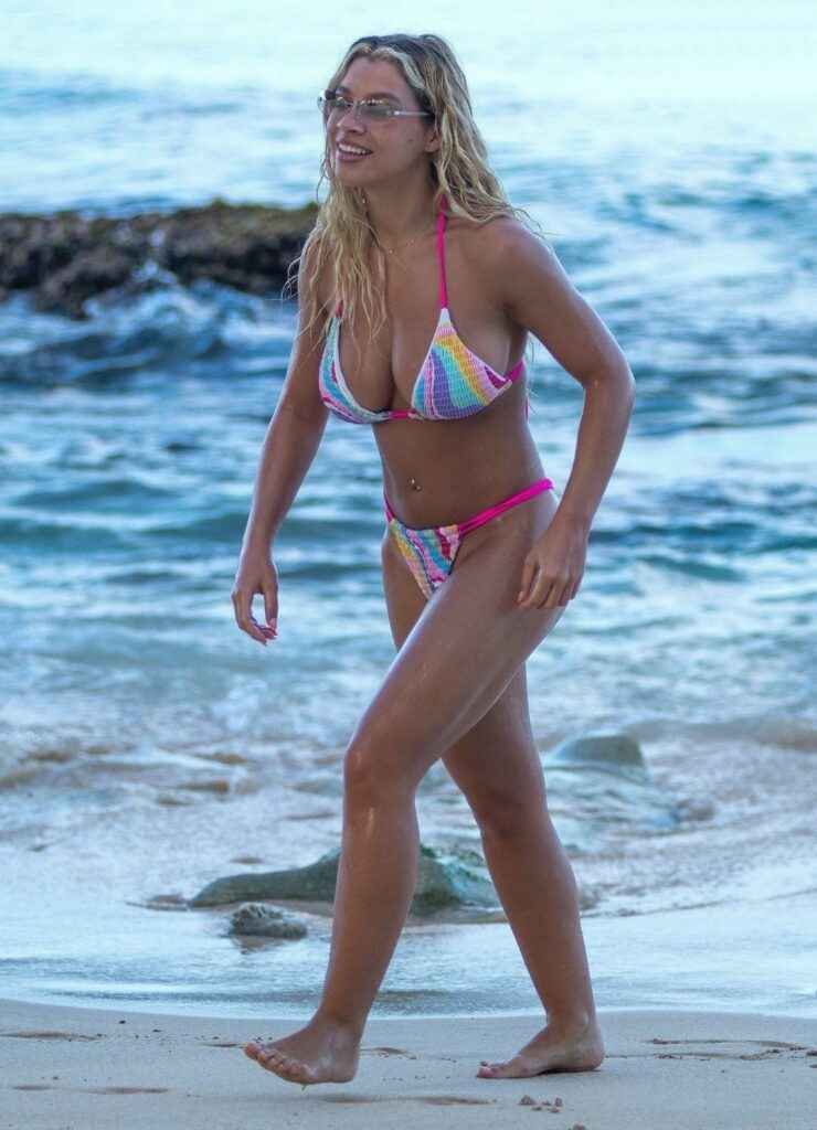 Molly Rainford en bikini sur une plage !