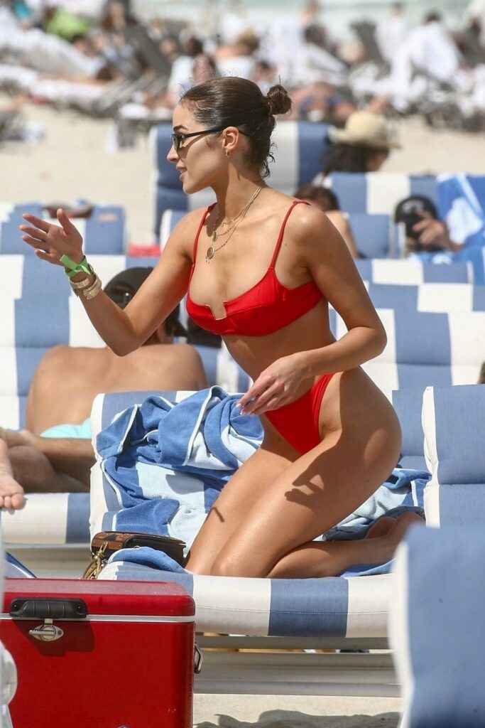 Olivia Culpo en bikini rouge sexy sur la plage