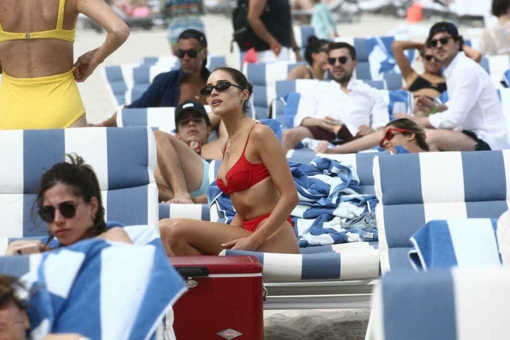 Olivia Culpo en bikini rouge sexy sur la plage