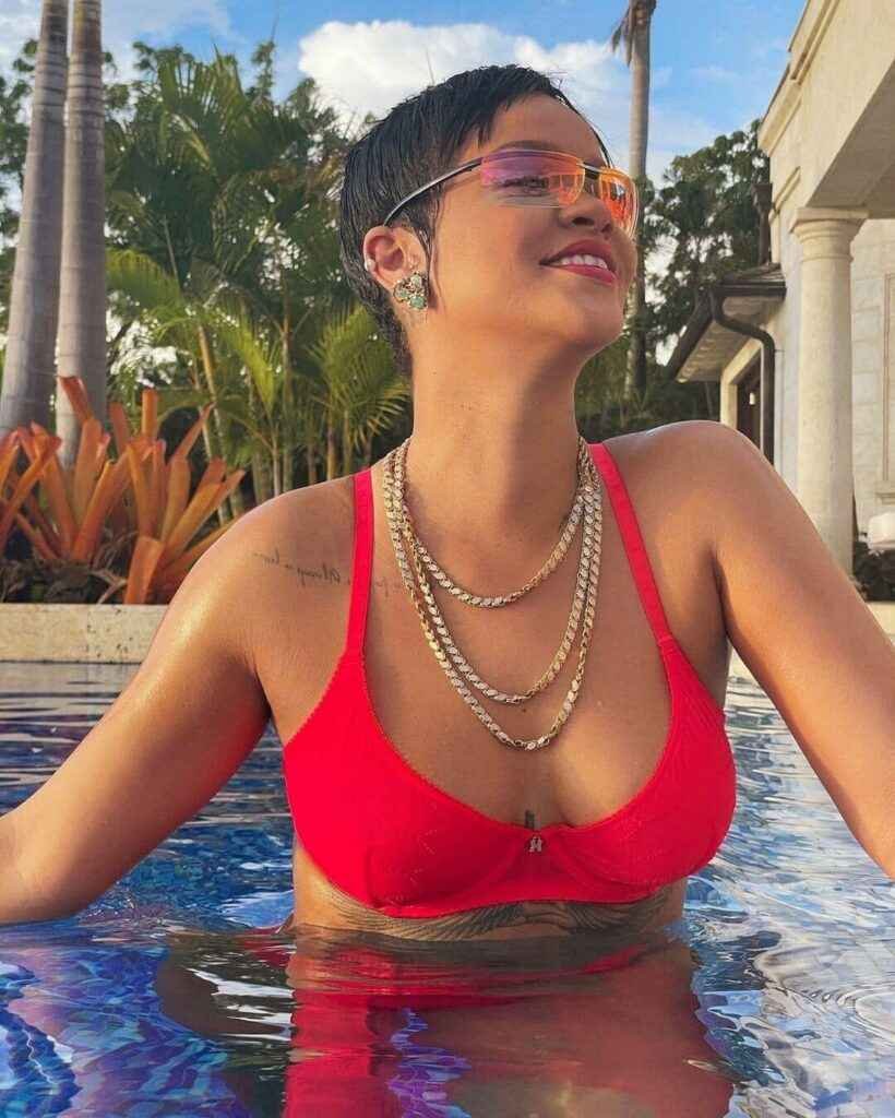 Rihanna porte de la lingerie rouge
