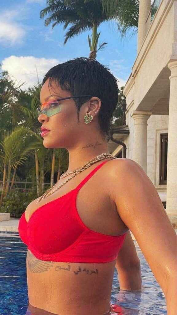Rihanna porte de la lingerie rouge