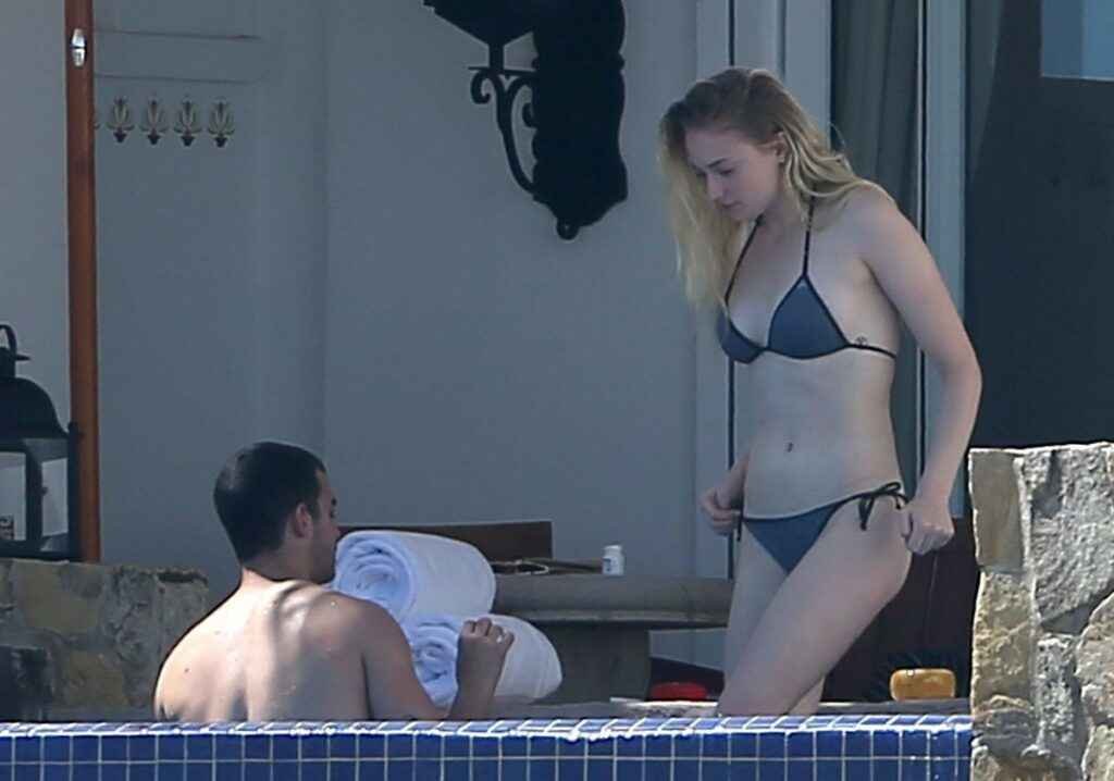 Sophie Turner au bord d'une piscine