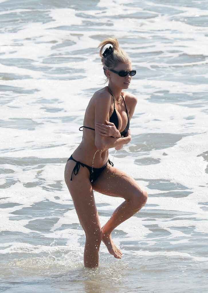 Charlotte McKinney sexy en bikini