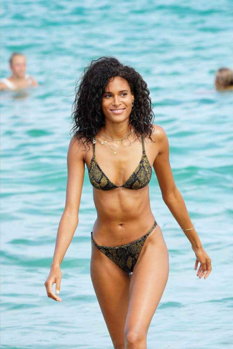 Cindy Bruna en vacances au bord de l’océan