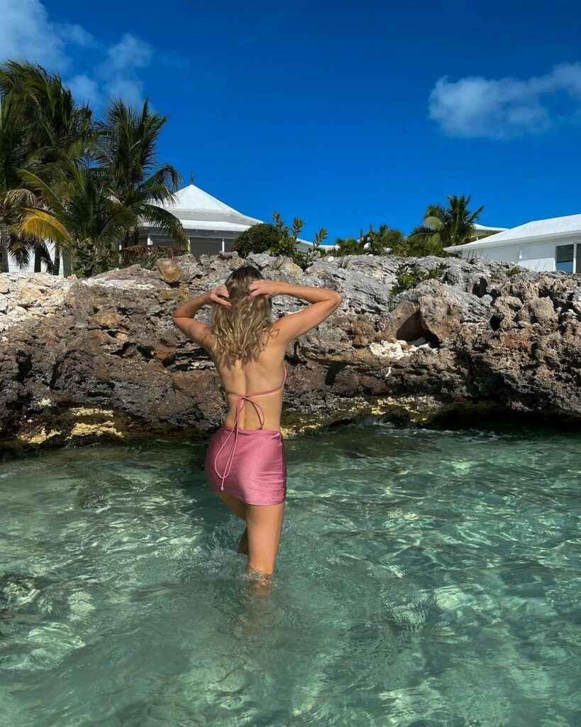 Elsa Hosk sexy dans son nouveau bikini