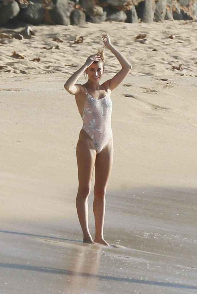 Hailey Baldwin sexy en bikini