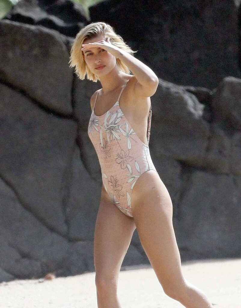 Hailey Baldwin sexy en bikini