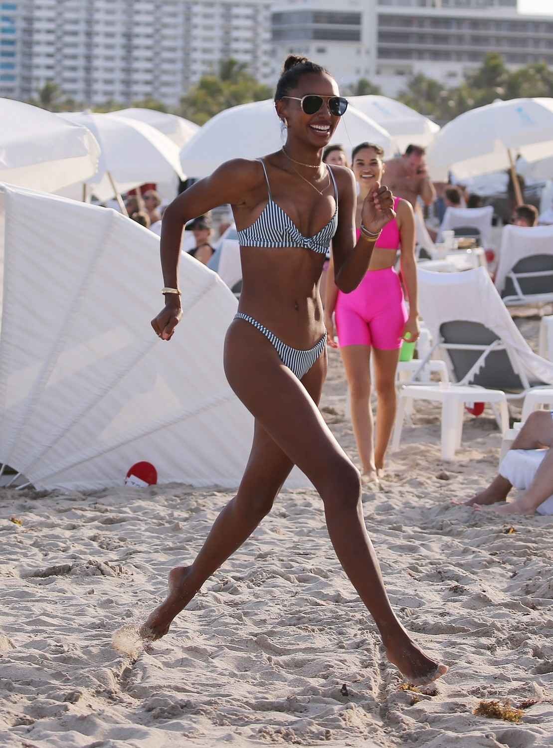 Jasmine Tookes avec un super bikini sexy