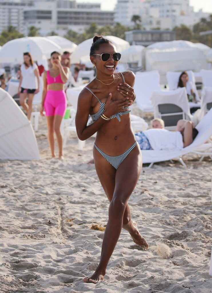 Jasmine Tookes avec un super bikini sexy