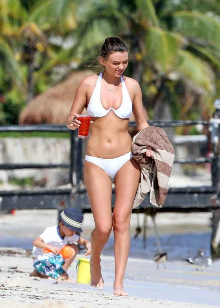 Kendall Rae en bikini blanc sur la plage