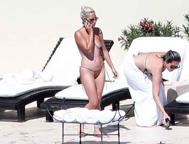 Lady Gaga montre ses seins
