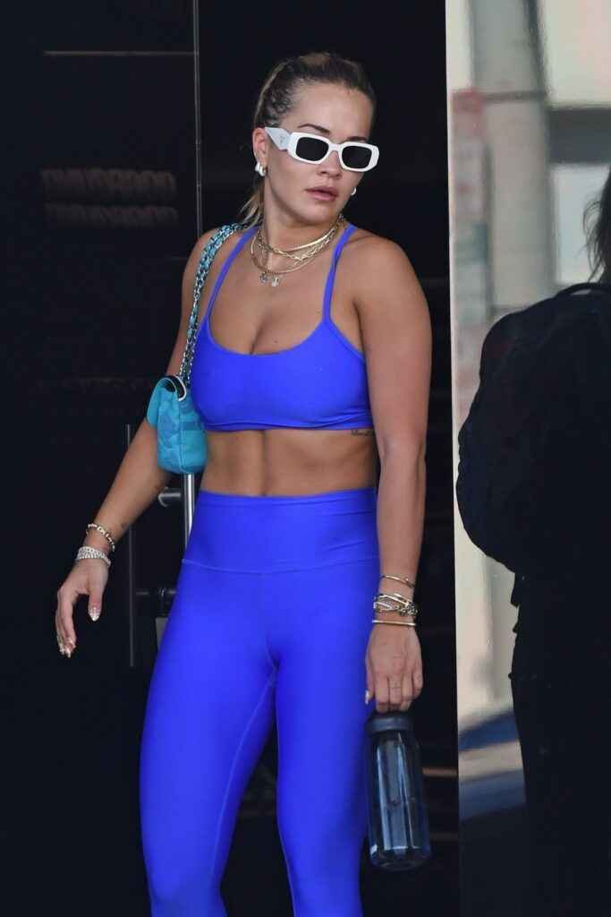 Rita Ora en legging moulant