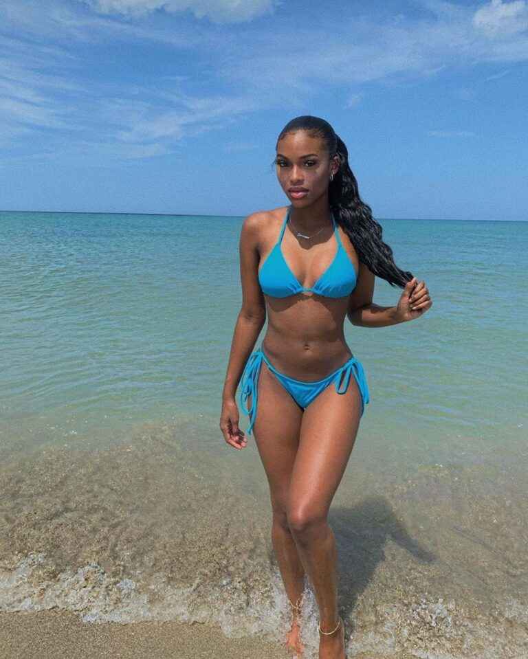 Savanna Tomlinson sexy en bikini