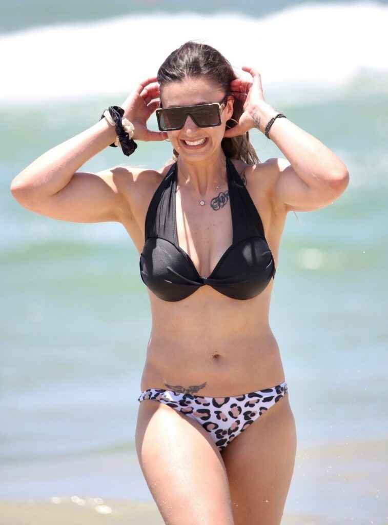 Amanda Micallef en bikini