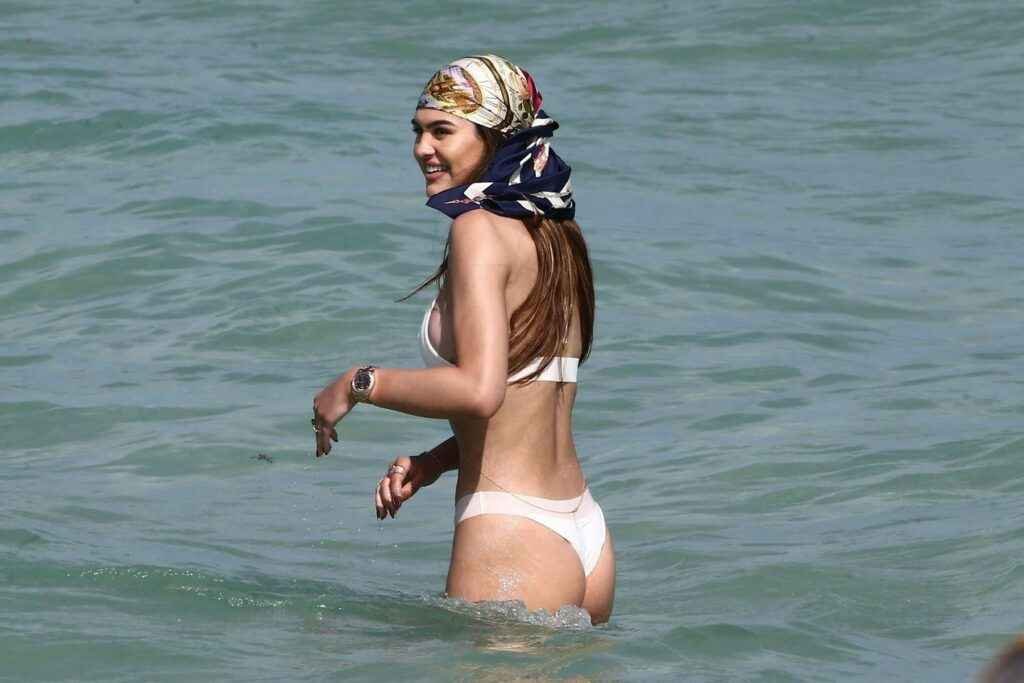 Amelia Gray super sexy sur la plage !