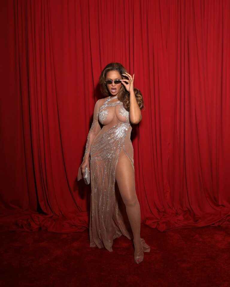 Beyonce sexy en robe transparente