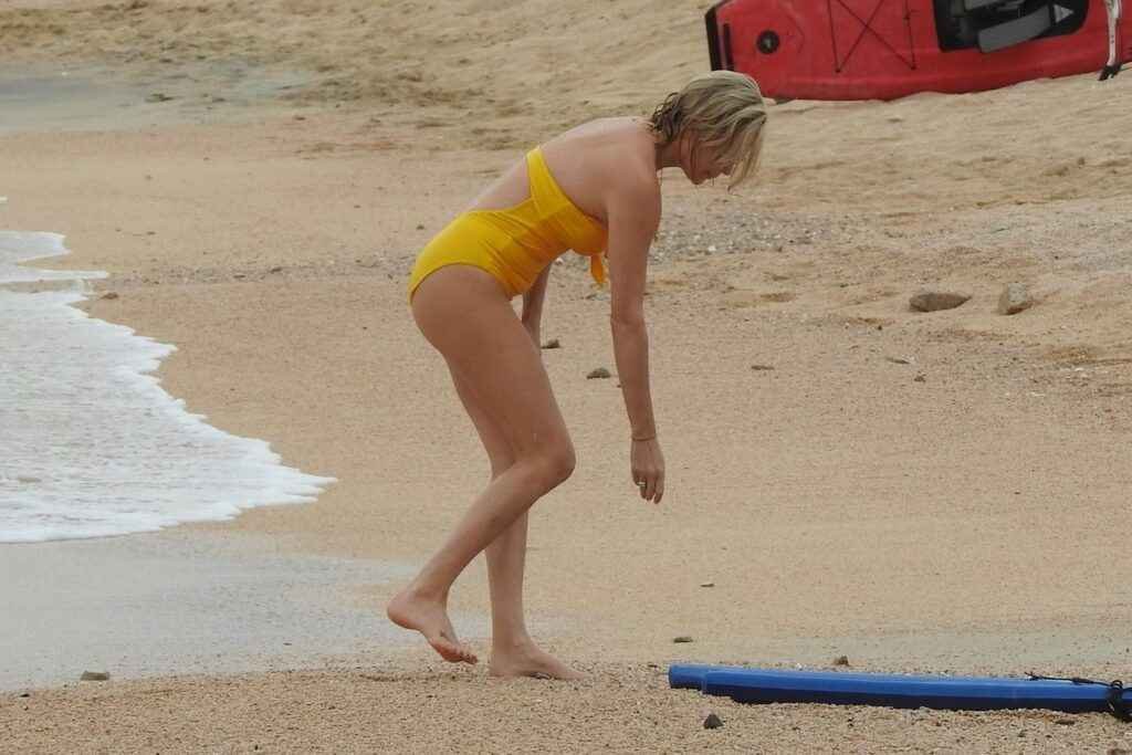 Charlize Theron s'amuse sur la plage