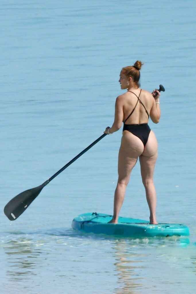 Jennifer Lopez s'amuse avec un joli bikini noir