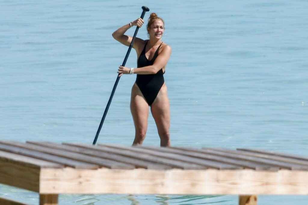 Jennifer Lopez s'amuse avec un joli bikini noir