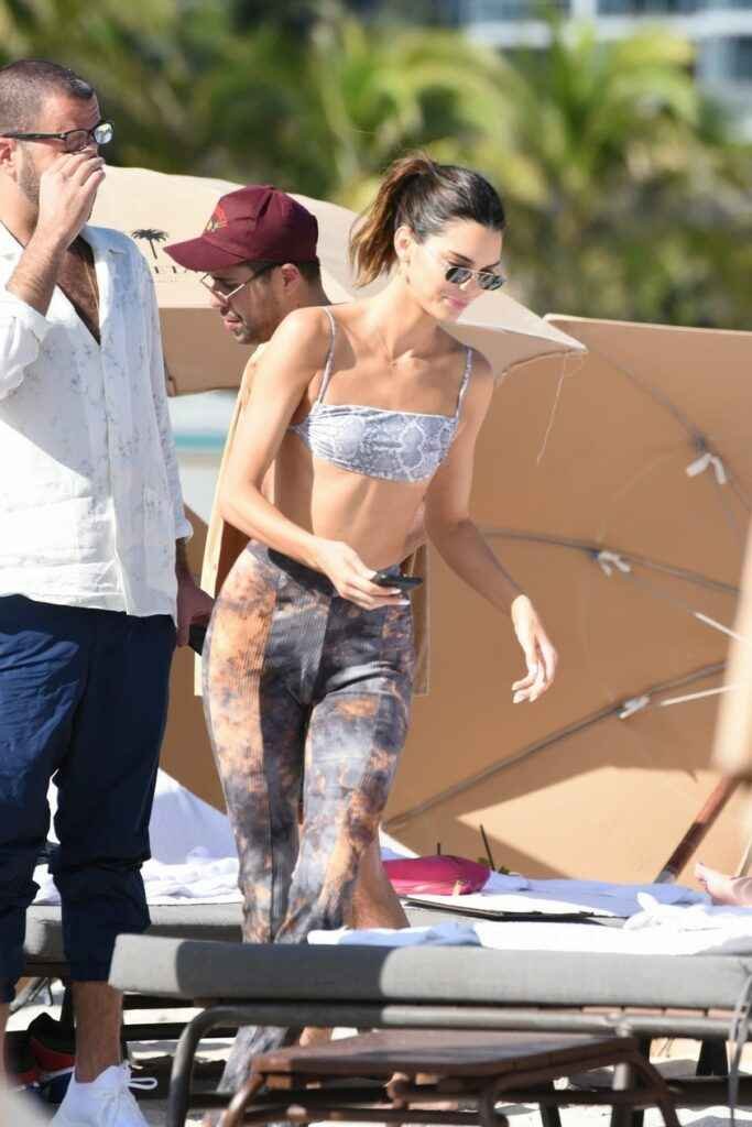 Kendall Jenner en bikini sexy