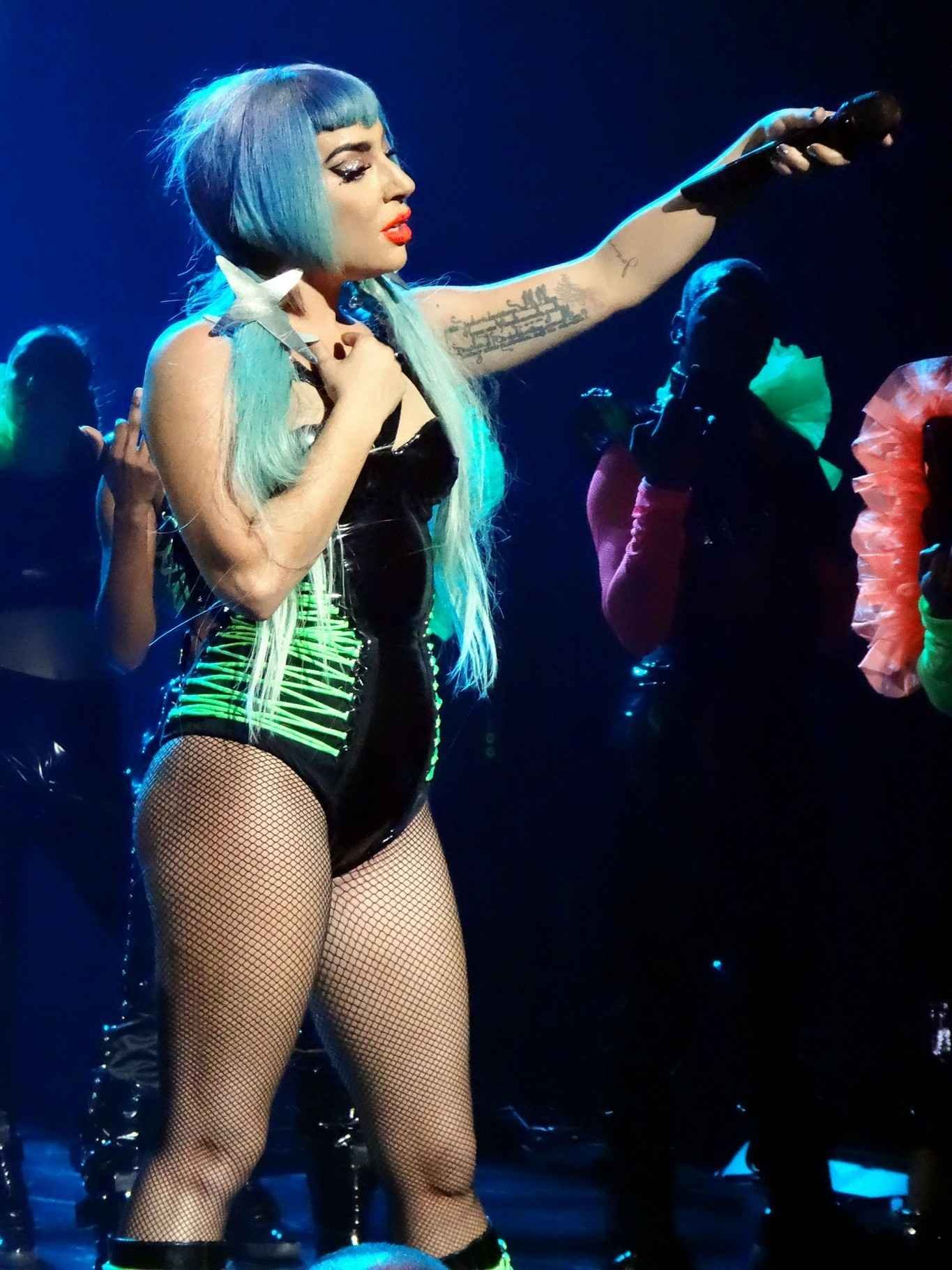 Lady Gaga super sexy pendant son concert