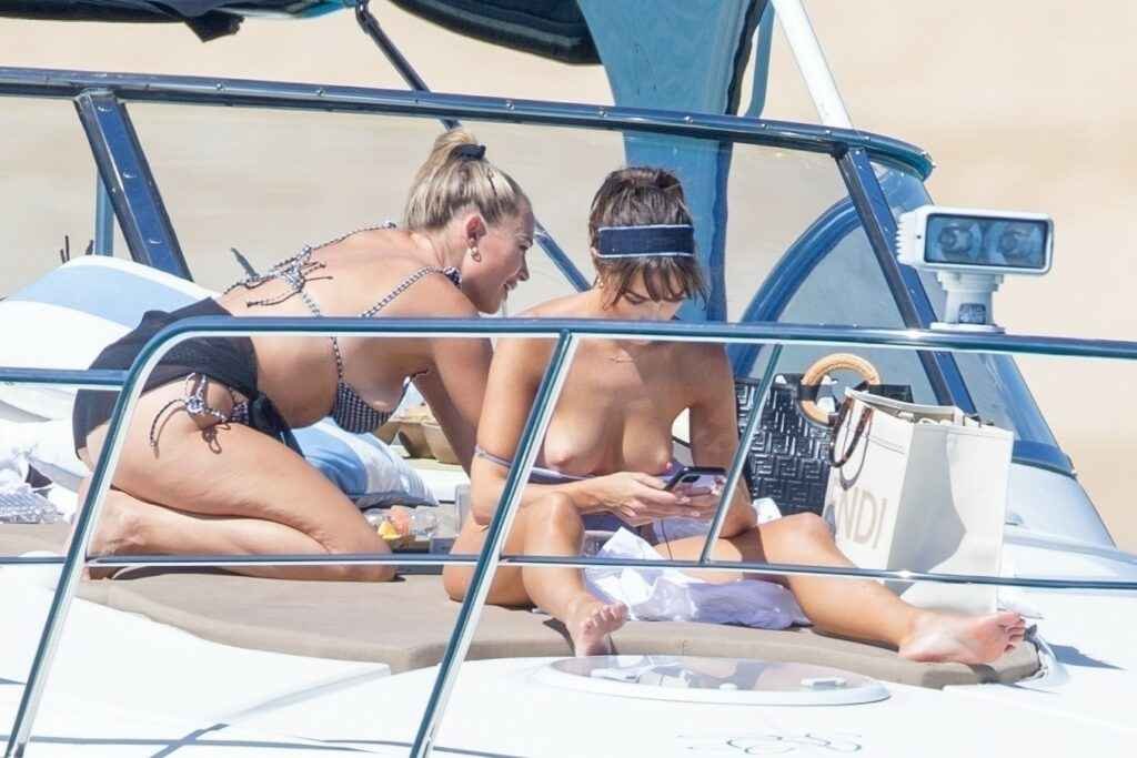 Olivia Culpo montre ses seins nus sur le yacht