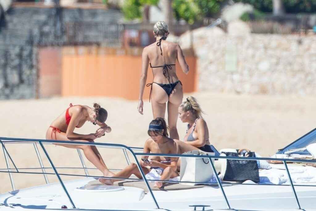 Olivia Culpo montre ses seins nus sur le yacht