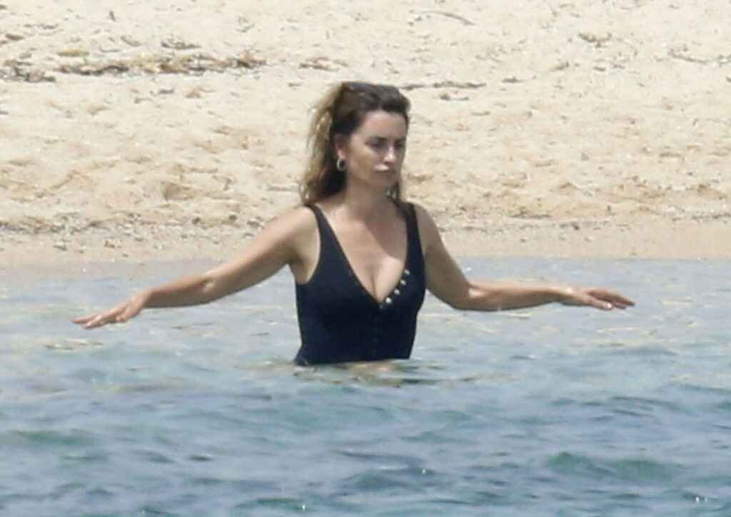 Penelope Cruz avec un bikini noir