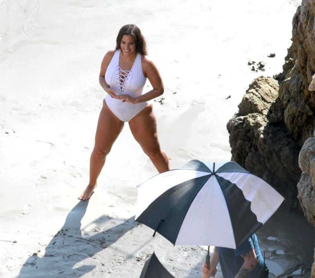 Ashley Graham en bikini blanc