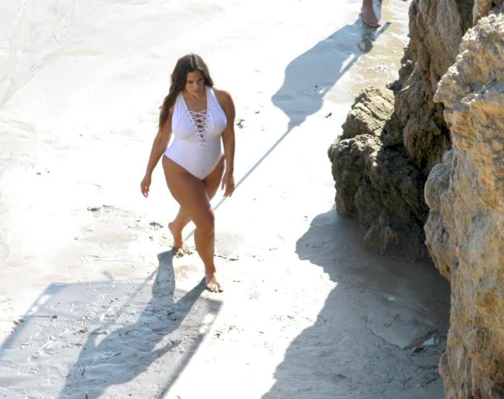 Ashley Graham en bikini blanc