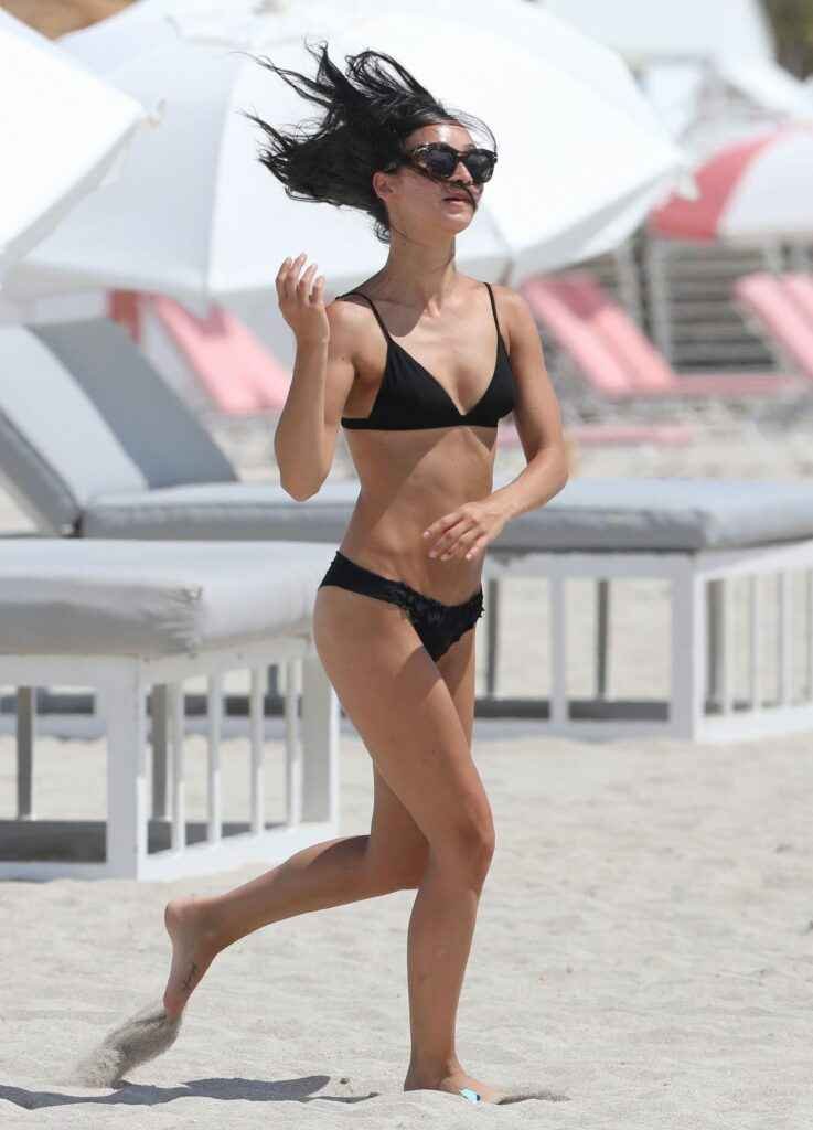 Cara Santana avec un petit bikini noir