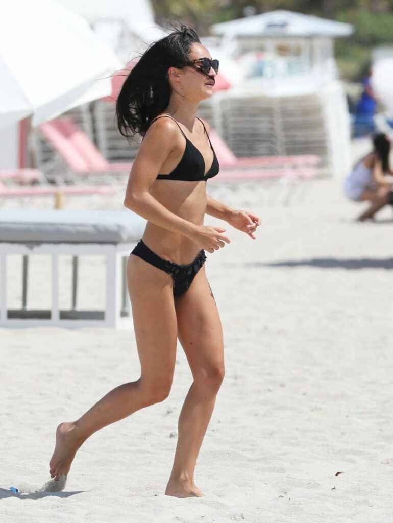 Cara Santana avec un petit bikini noir