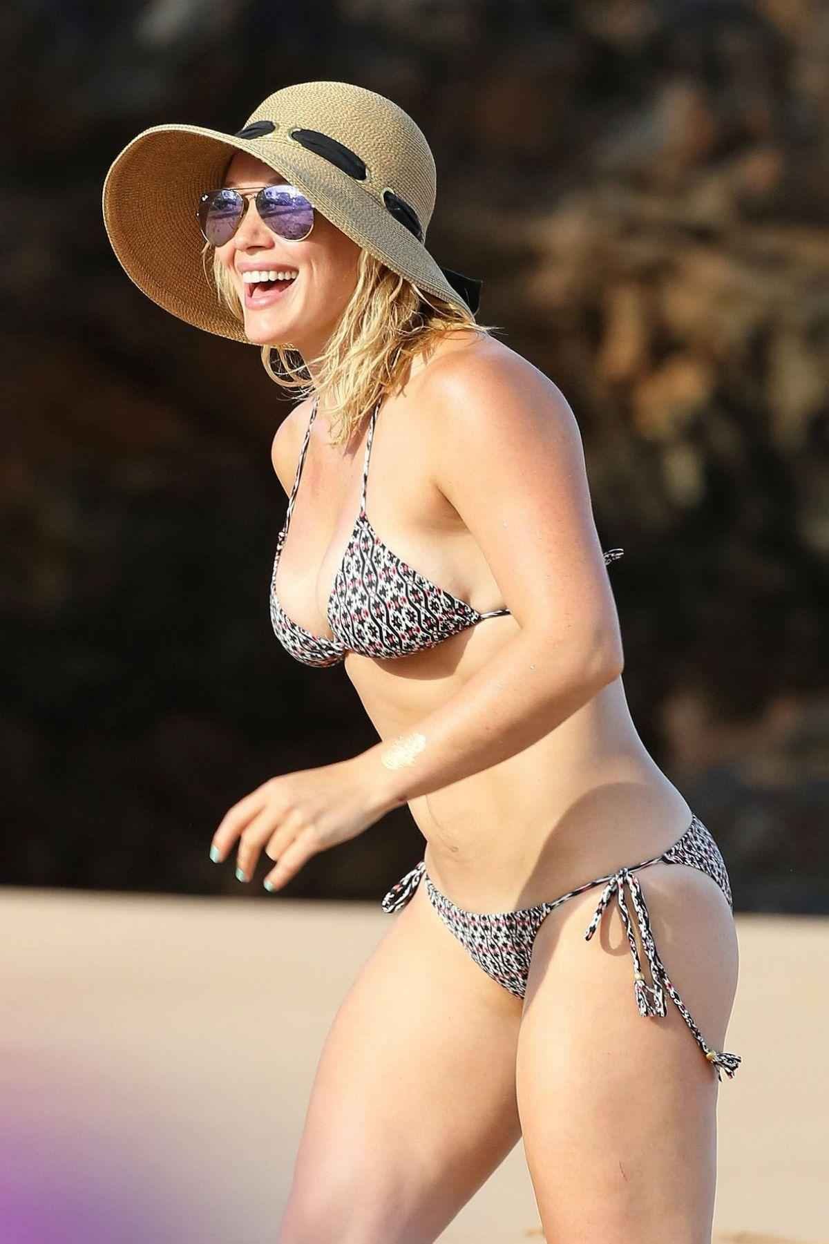 Hilary Duff en bikini à la plage