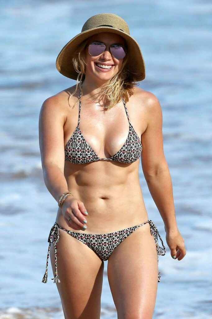 Hilary Duff en bikini à la plage