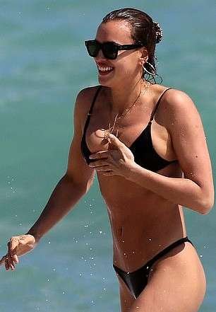 Irina Shayk en bikini sexy sur la plage