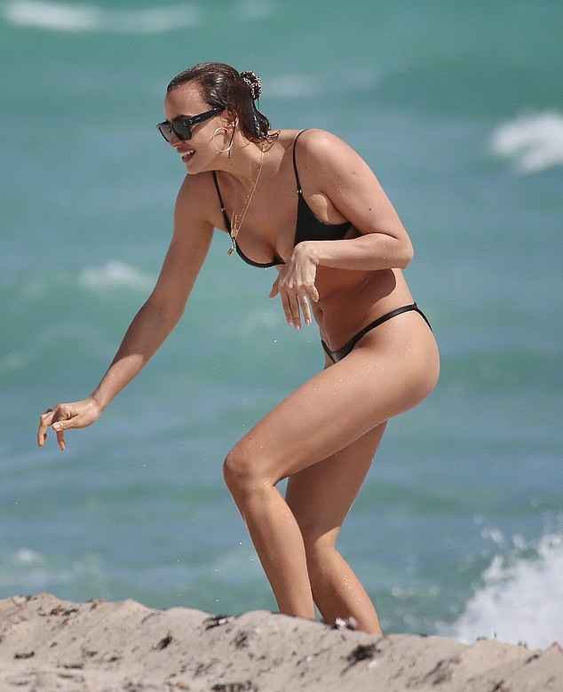 Irina Shayk en bikini sexy sur la plage