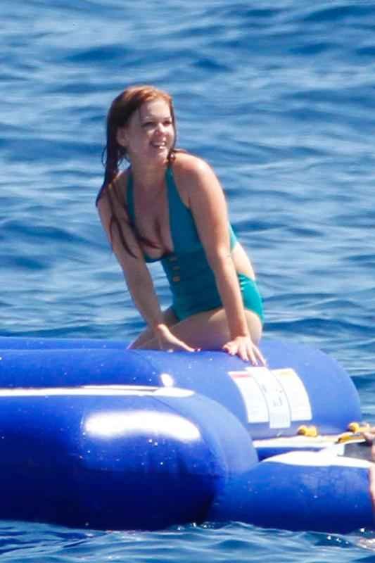 Isla Fisher s'amuse sur l'océan
