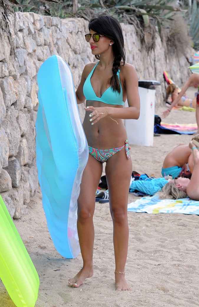 Jasmin Walia en bikini en vacances