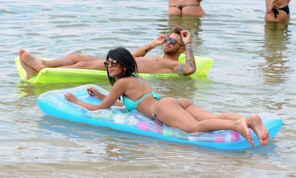 Jasmin Walia en bikini en vacances