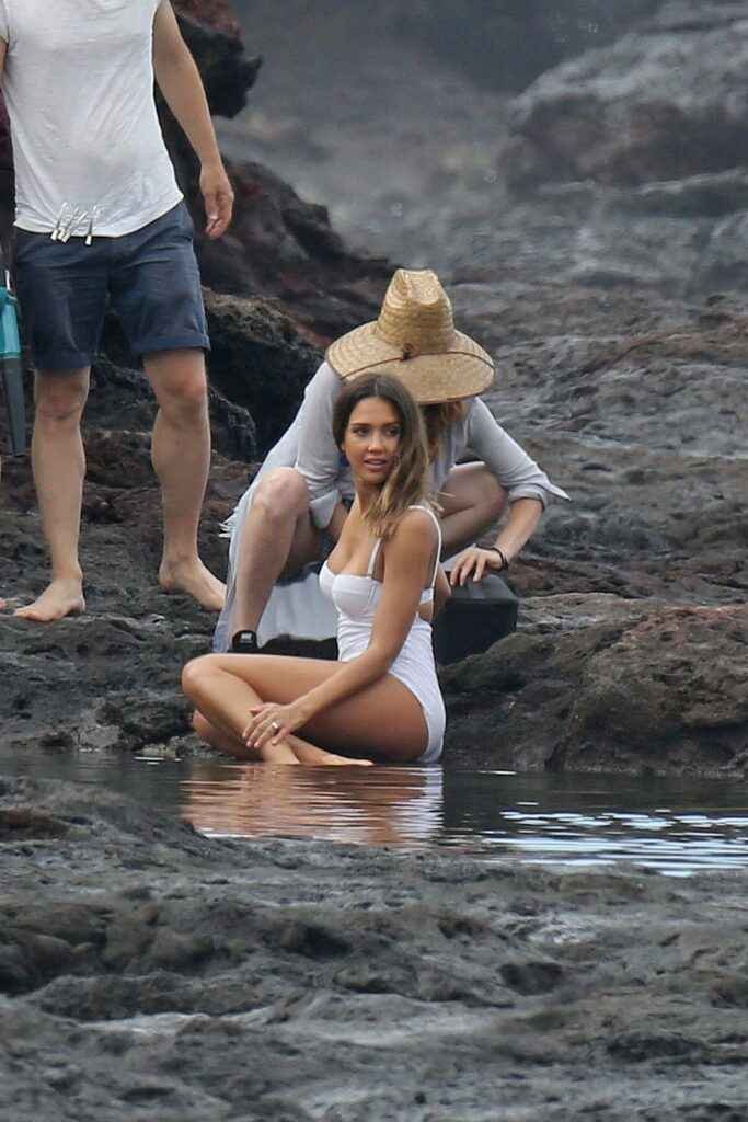 La beauté de Jessica Alba en bikini blanc
