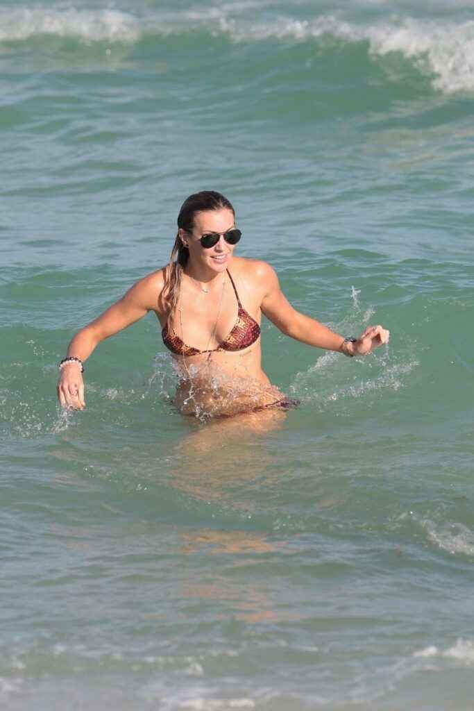 Katie Cassidy s'amuse à fond avec un petit bikini