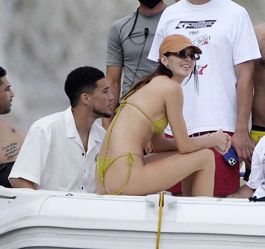 Kendall Jenner en bikini doré