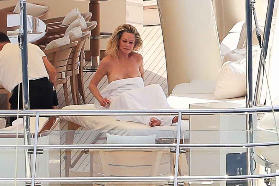Melanie Griffith nue à bord d'un bateau
