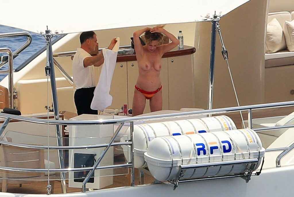 Melanie Griffith nue à bord d'un bateau